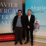 Javier Cercas (izda.) y Manuel Vilas (dcha.), ganador y finalista respectivamente del Premio Planeta 2019