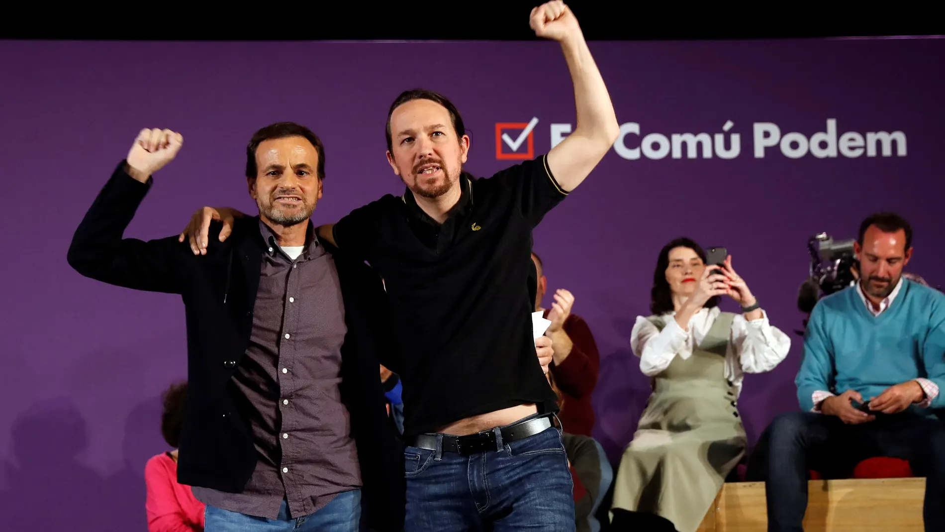El vicepresidente segundo del Gobierno Pablo Iglesias junto al líder de En Comú Podem al Congreso, Jaume Asens, en un acto de partido