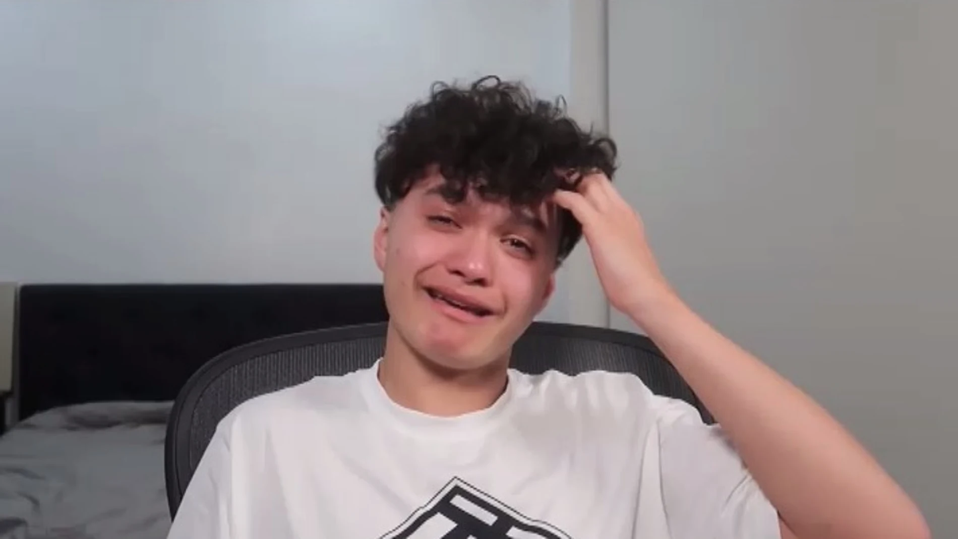 Un niño llora ante la cámara tras ser expulsado del Fortnite