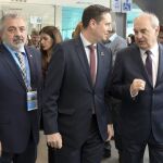 El CEO de Hiperbaric, Andrés Hernando, junto al alcalde de Burgos, Daniel de la Rosa, y el subdelegado del Gobierno en Burgos, Pedro de la Fuente