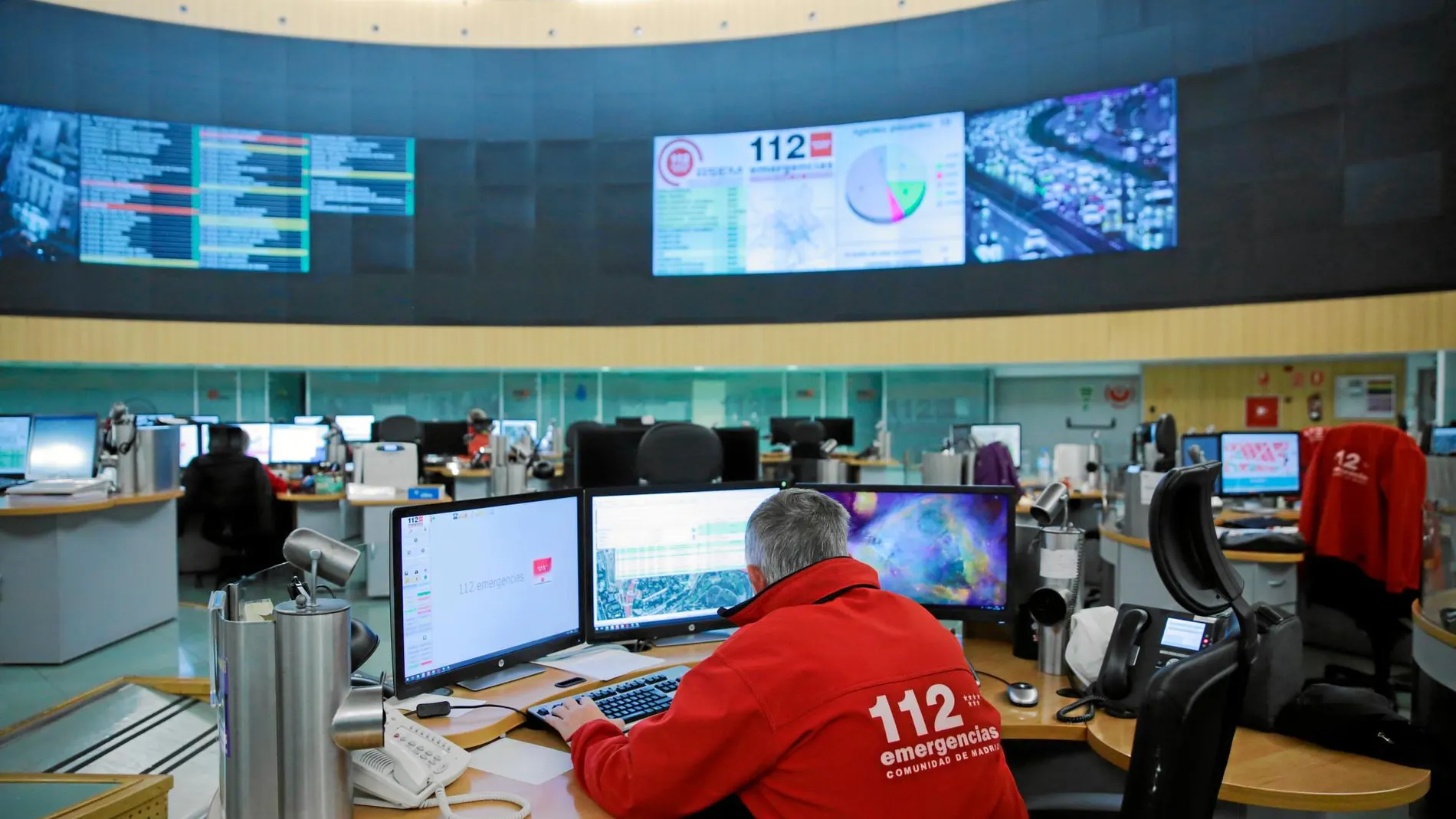Los operarios del 112 reciben más de cuatro millones de llamadas al año a las que dan respuesta inmediata. Foto: Cipriano Pastrano