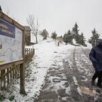 Un hombre camina este mes por el Camino de Santiago durante una nevada