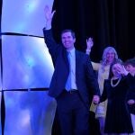 El demócrata Andy Beshear celebra su victoria como gobernador de Kentucky