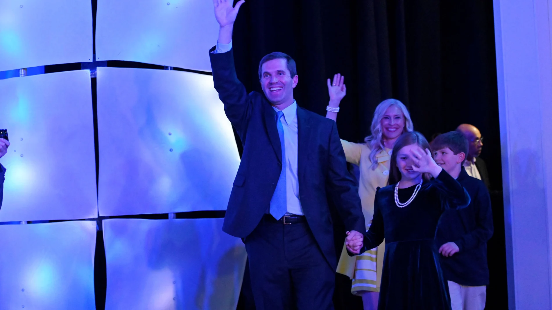 El demócrata Andy Beshear celebra su victoria como gobernador de Kentucky