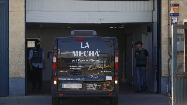 Registro de la Guardia Civil en la nave de Magrudis junto a sus propietarios. MARÍA JOSÉ LÓPEZ / EUROPA PRESS (Foto de ARCHIVO)