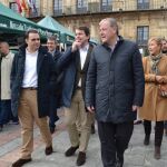 Fernández Mañueco recorre el mercado instalado en la Plaza Mayor de León en compañía de Silván, José Miguel González, Martínez Majo y María del Carmen González