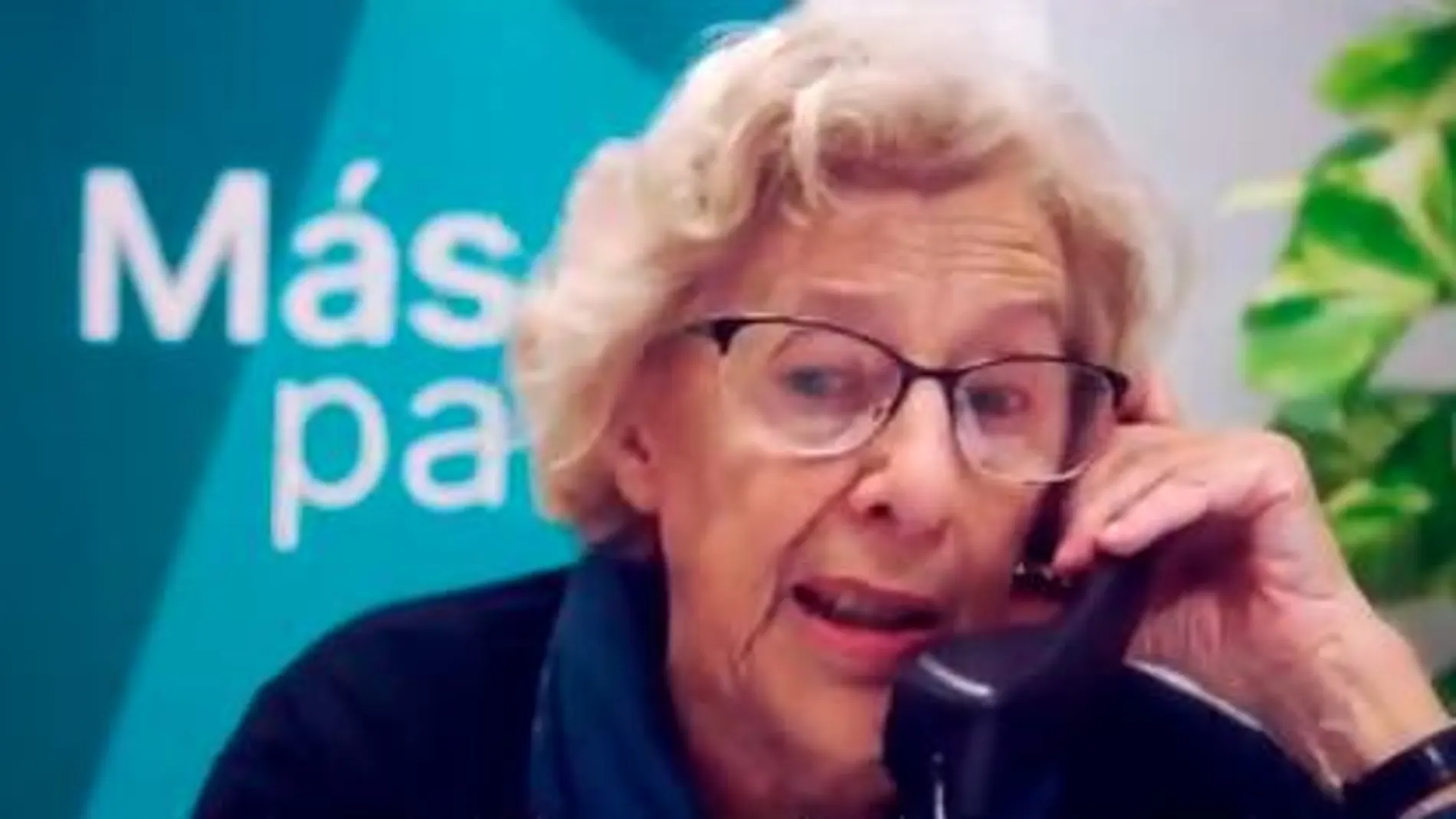 Manuela Carmena llamando a ciudadanos para conseguir su voto