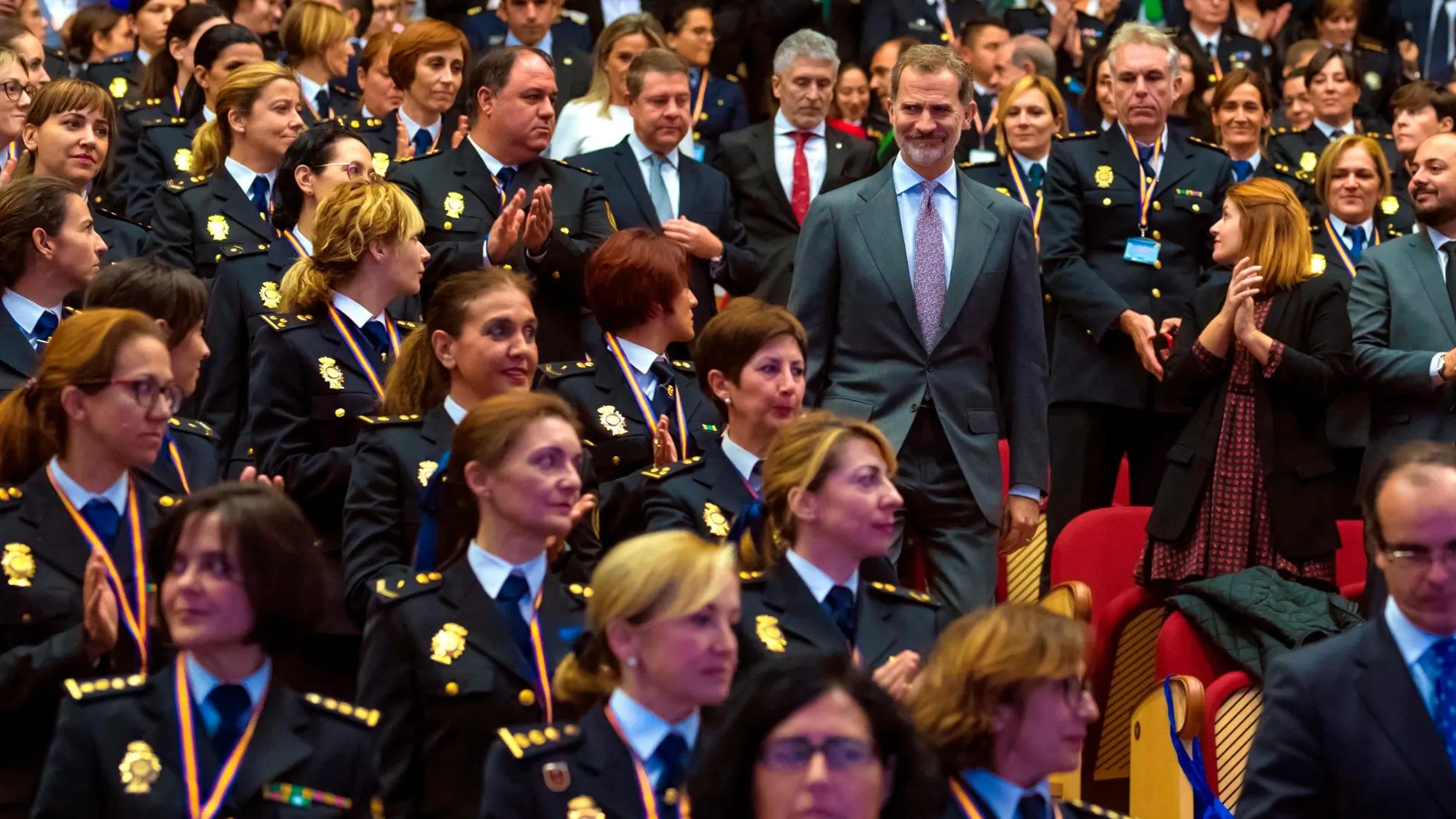 Felipe VI con una representación de mujeres policías, una cita con la que ha comenzado el Congreso Internacional de Igualdad de Género/Efe