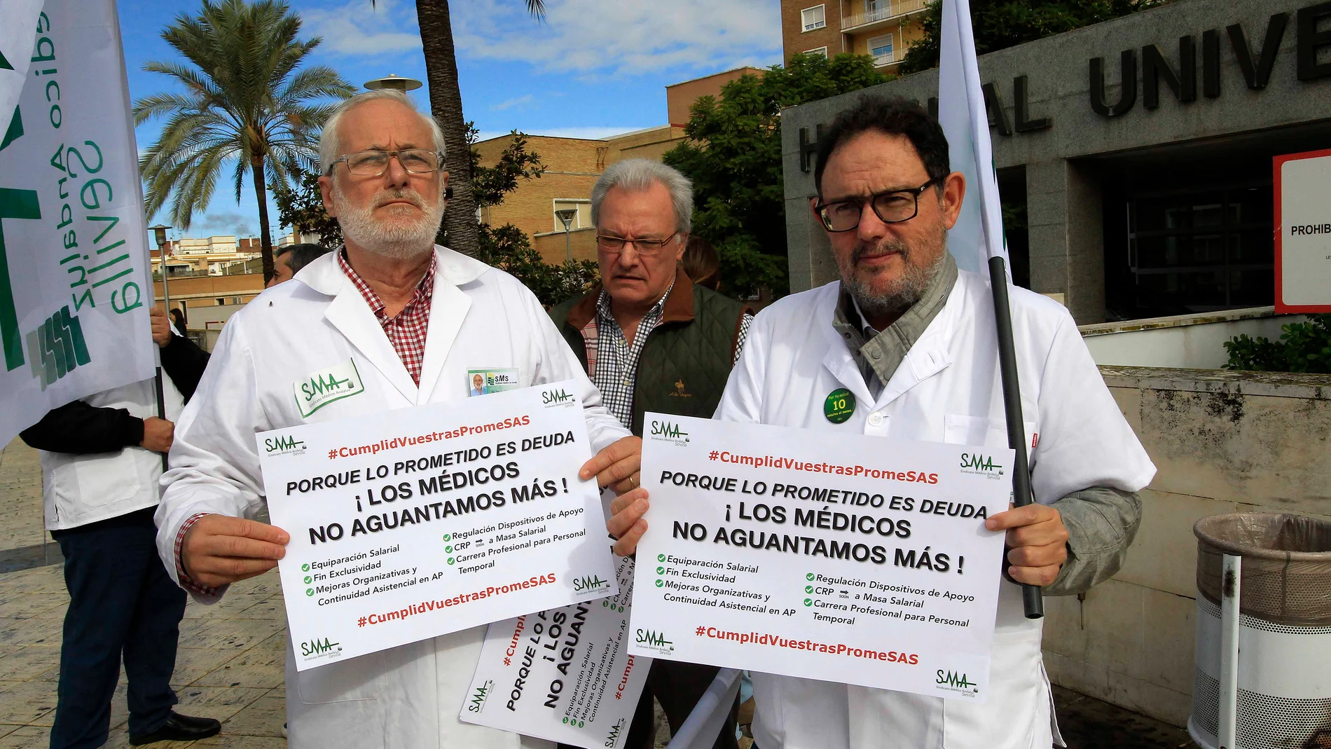 El presidente del SMA Rafael Carrasco y Rafael Ojeda, en la concentración en el hospital