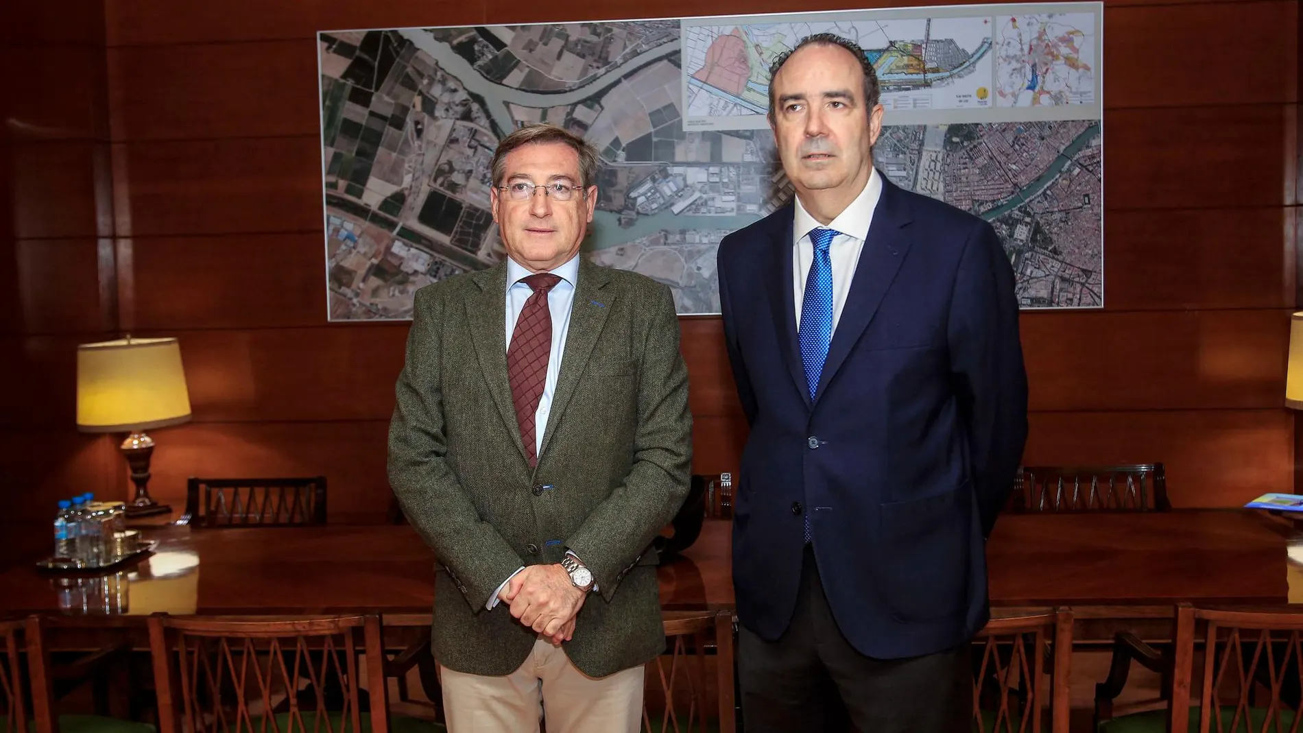 El presidente de la Autoridad Portuaria de Sevilla, Rafael Carmona, y el Comisionado del Polígono Sur, Jaime Bretón / Manuel Olmedo