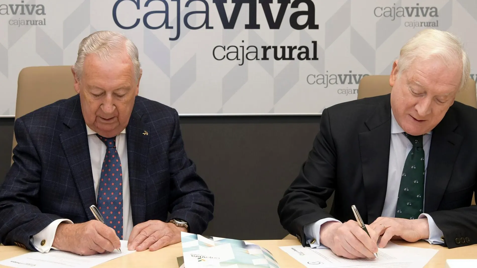 El vicepresidente de la Fundación VIII Centenario de la Catedral. Burgos 2021, Antonio Méndez Pozo, y el presidente de Caja Viva Caja Rural, Pedro García Romera, firman el convenio de colaboración