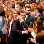 El presidente del Partido Popular, Pablo Casado (c), saluda a varios simpatizantes durante la XXIV Unión Interparlamentaria de los populares que se celebra en San Vicente del Raspeig (Alicante). EFE/Manuel Lorenzo