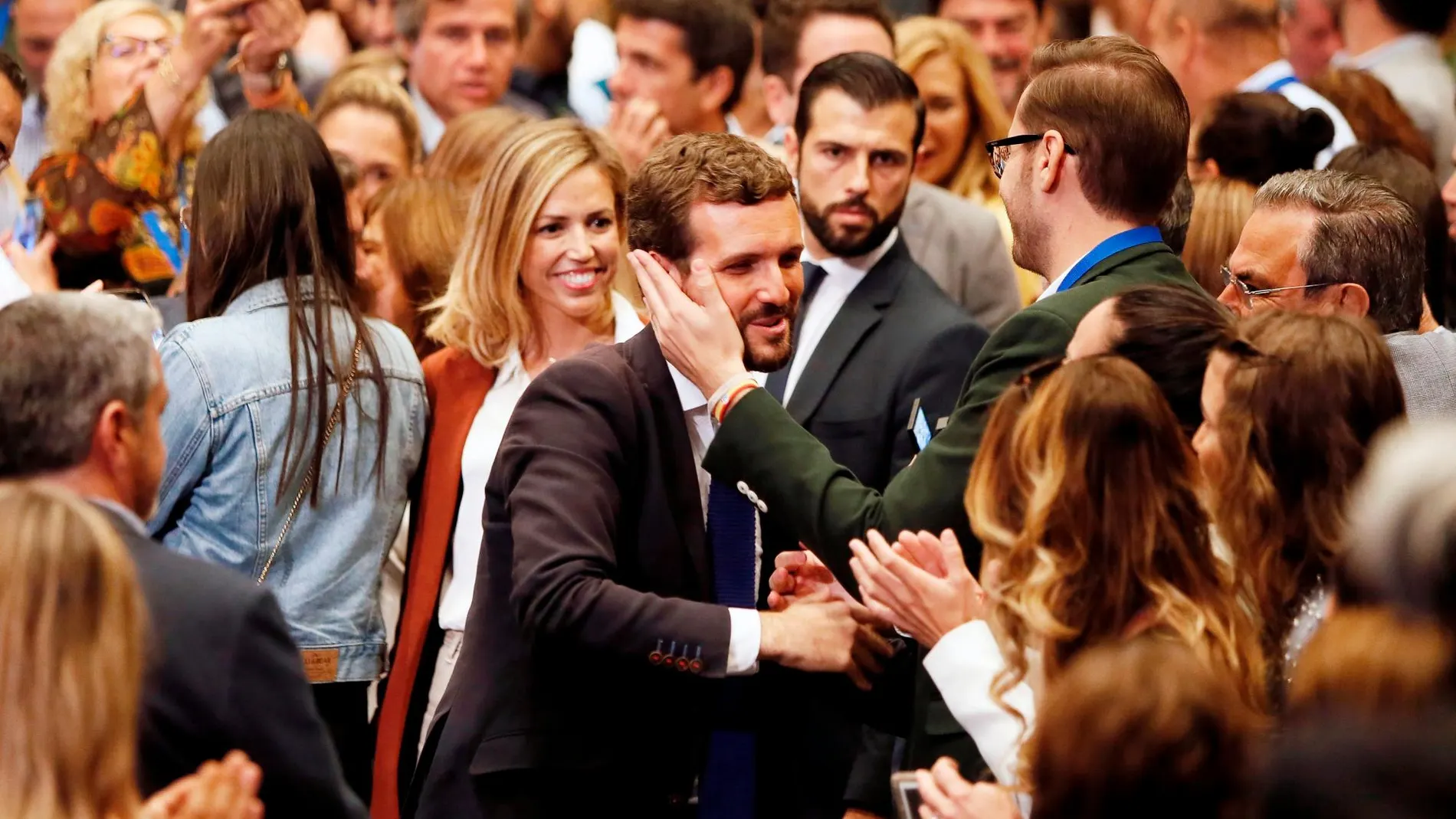 El presidente del Partido Popular, Pablo Casado (c), saluda a varios simpatizantes durante la XXIV Unión Interparlamentaria de los populares que se celebra en San Vicente del Raspeig (Alicante). EFE/Manuel Lorenzo