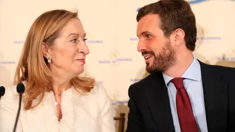 Ana Pastor, acompañado de Pablo Casado, participan en un desayuno informativo del Fórum Europa / Foto: Europa Press