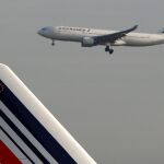 Un Airbus de Air France toma tierra en el aeropuerto parisino Charles-de-Gaulle