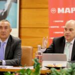 La aseguradora Mapfre presenta en un desayuno informativo su estrategia comercial a través de su vicepresidente y CEO de Mapfre Iberia, José Manuel Inchausti (D), y el director general de la zona territorial Centro, Antonio Vigil-Escalera (I)