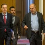 El vicepresidente Francisco Igea y el consejero de Empleo e Industria, Germán Barrios, llegan a la rueda de prensa posterior al Consejo de Gobierno en compañía de Julio López Revuelta, director de Comunicación de la Junta