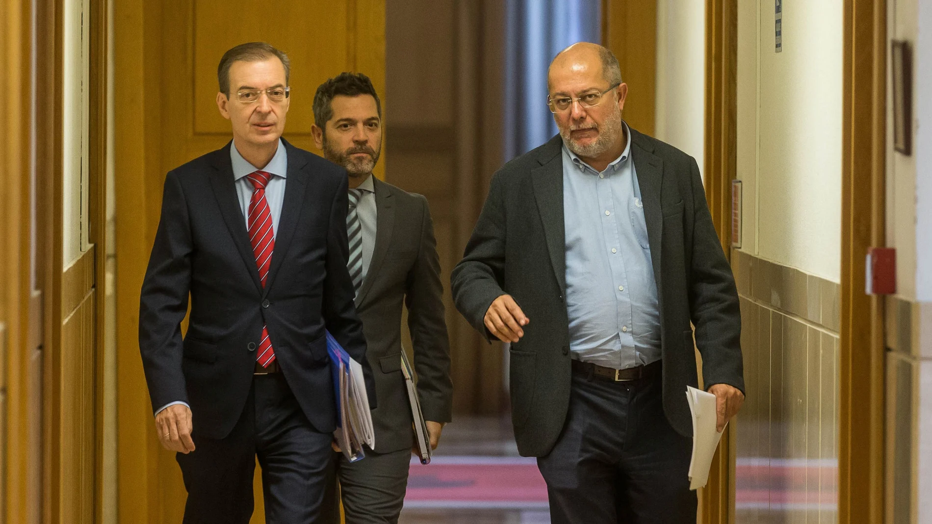 El vicepresidente Francisco Igea y el consejero de Empleo e Industria, Germán Barrios, llegan a la rueda de prensa posterior al Consejo de Gobierno en compañía de Julio López Revuelta, director de Comunicación de la Junta