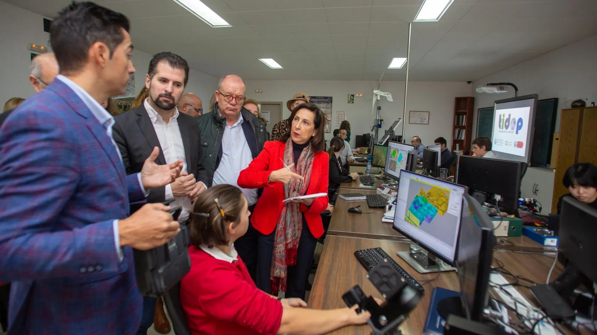 La ministra Margarita Robles y Luis Tudanca se interesan por la tarea del grupo de investigación de TIDOP de la Escuela Politécnica de Ávila