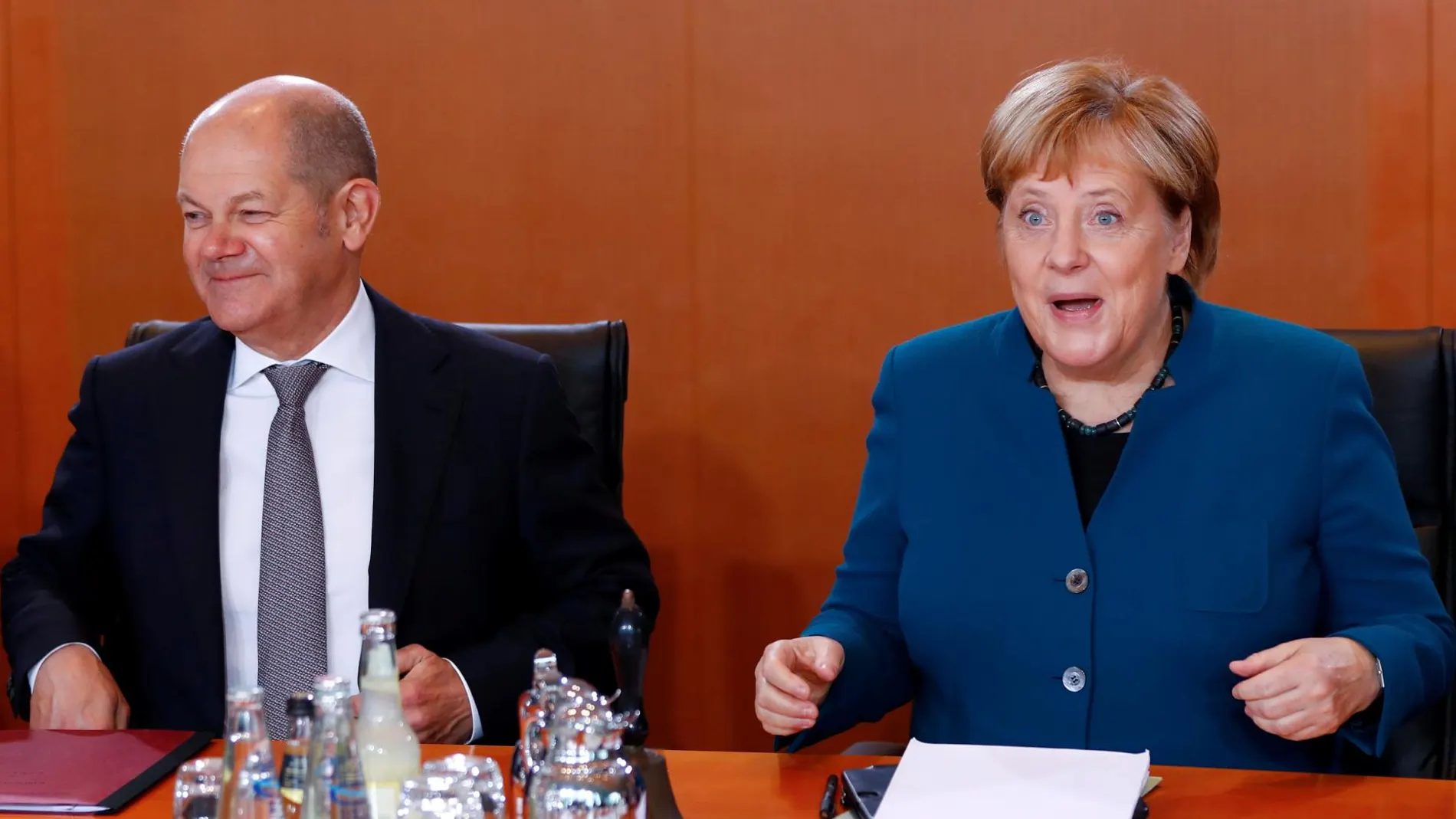 El ministro alemán de Finanzas, Olaf Scholz, junto a la canciller germana, Angela Merkel