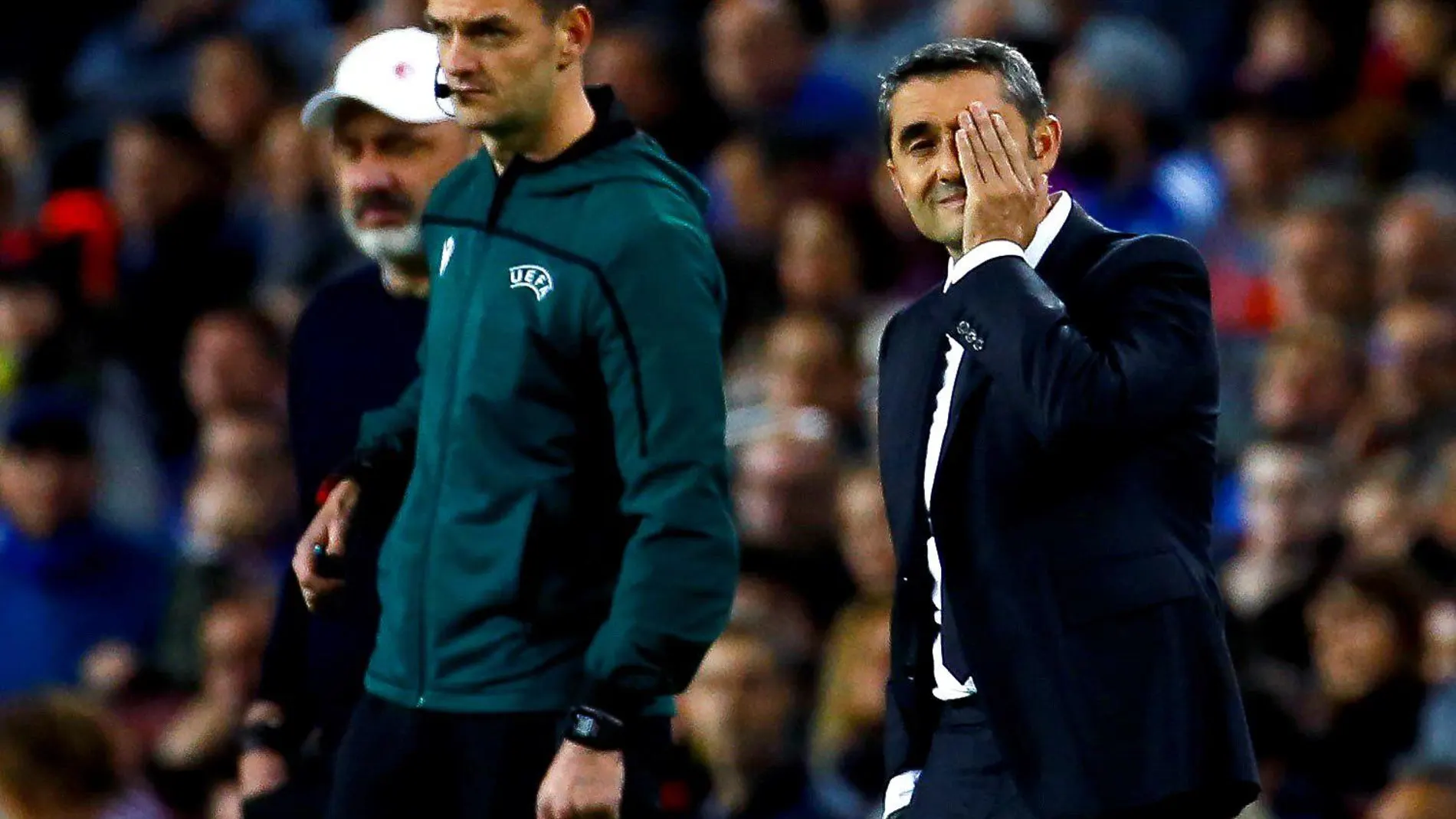 Valverde se lamenta en la banda en el partido contra el Slavia