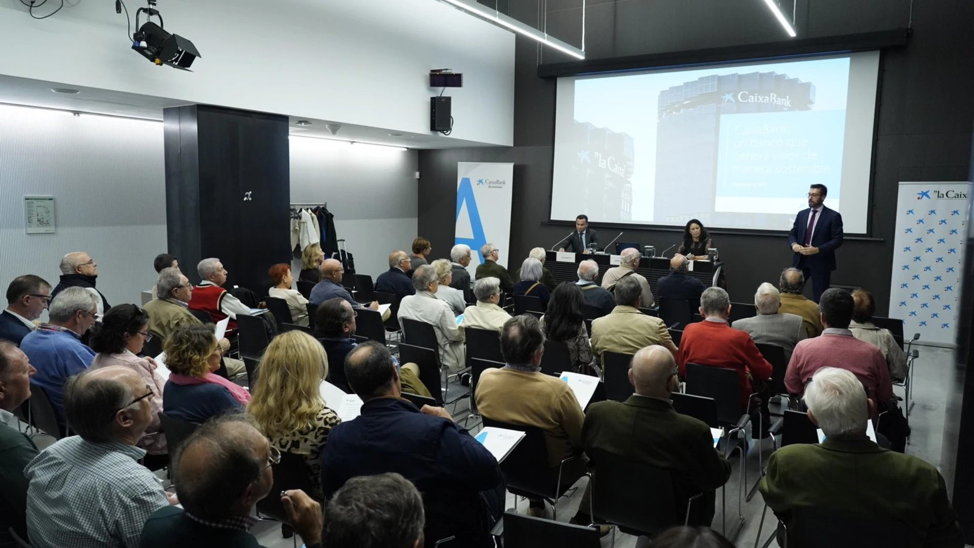 Encuentro de Caixabank con accionistas en Sevilla
