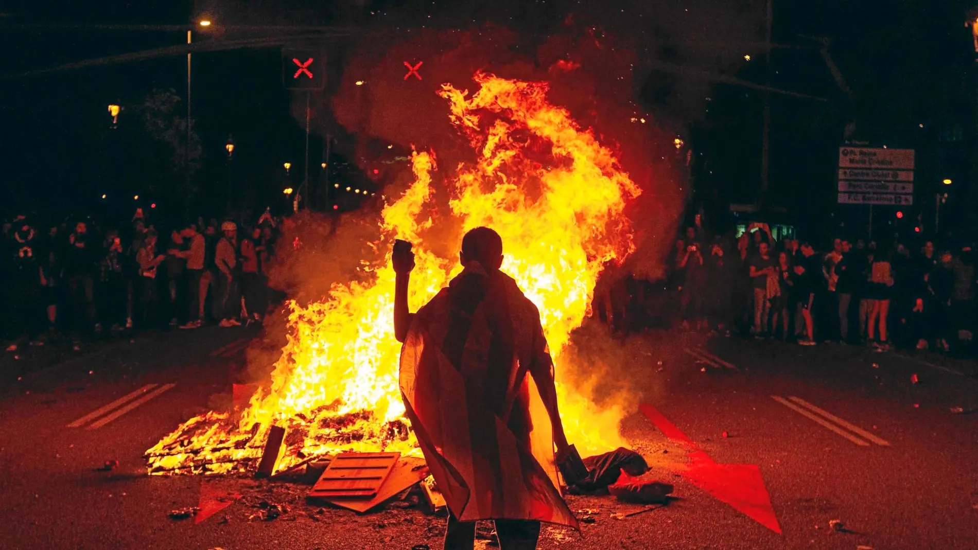 Varios manifestantes queman fotos del Rey Felipe durante las protestas llevadas a cabo en la avenida Diagonal de Barcelona, el pasado lunes