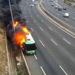 El autobús incendiado. @PoliciaTorre