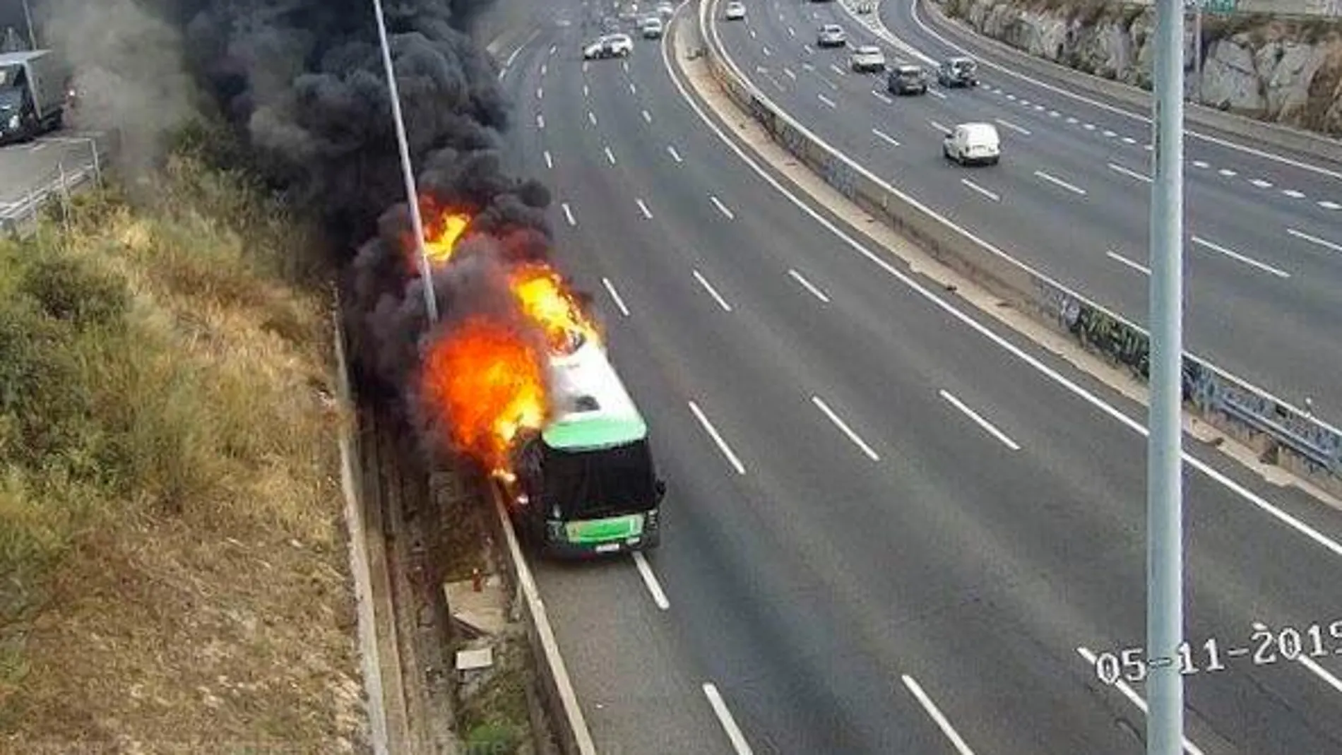 El autobús incendiado. @PoliciaTorre