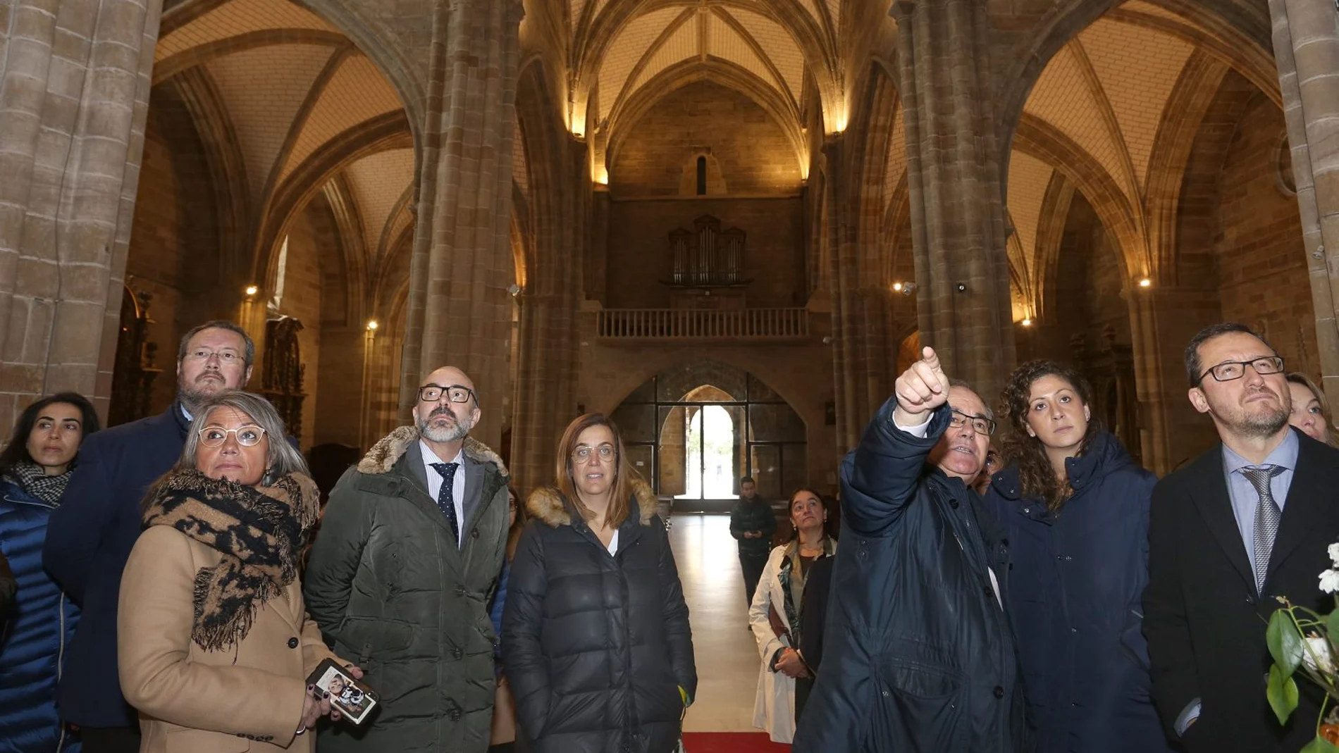 El consejero Javier Ortega junto a la presidenta de la Diputación, Ángeles Armisen; la alcaldesa de Aguilar de Campoo, María José Ortega; Gumersindo Bueno y el director de Patrimonio de la diócesis, José Luis Calvo, entre otros, visitan la Colegiata de San Miguel