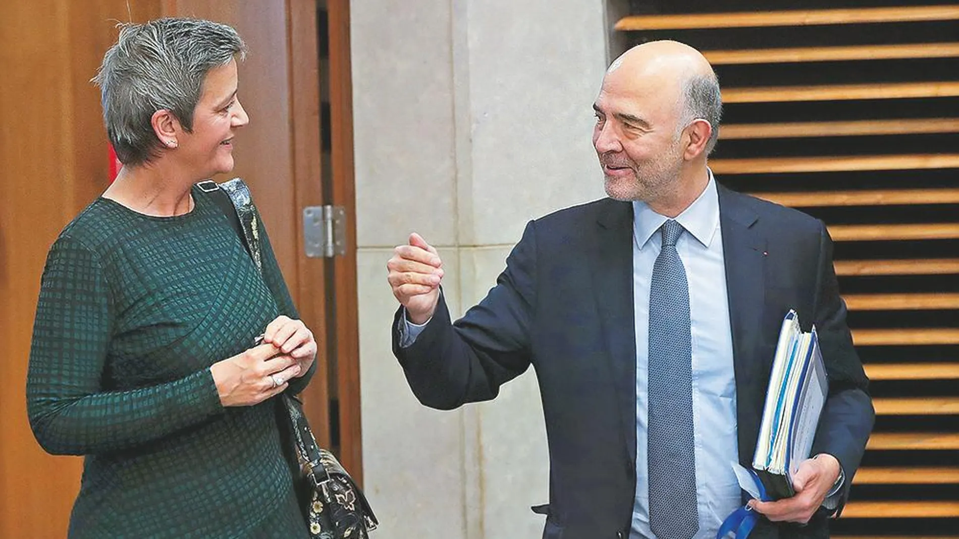 El comisario de Asuntos Económicos, Pierre Moscovici, junto a la comisaria de Competencia, Vestager