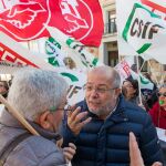 El vicepresidente de la Junta, Francisco Igea, dialoga con funcionarios en una protesta en Zamora