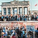 Miles de ciudadanos de las dos Alemanias celebran la caída del muro frente a la Puerta de Brandeburgo el 9 de noviembre de 1989