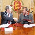 El alcalde de Valladolid, Óscar Puente, suscribe el acuerdo con Rafael Núñez de Arce Tello