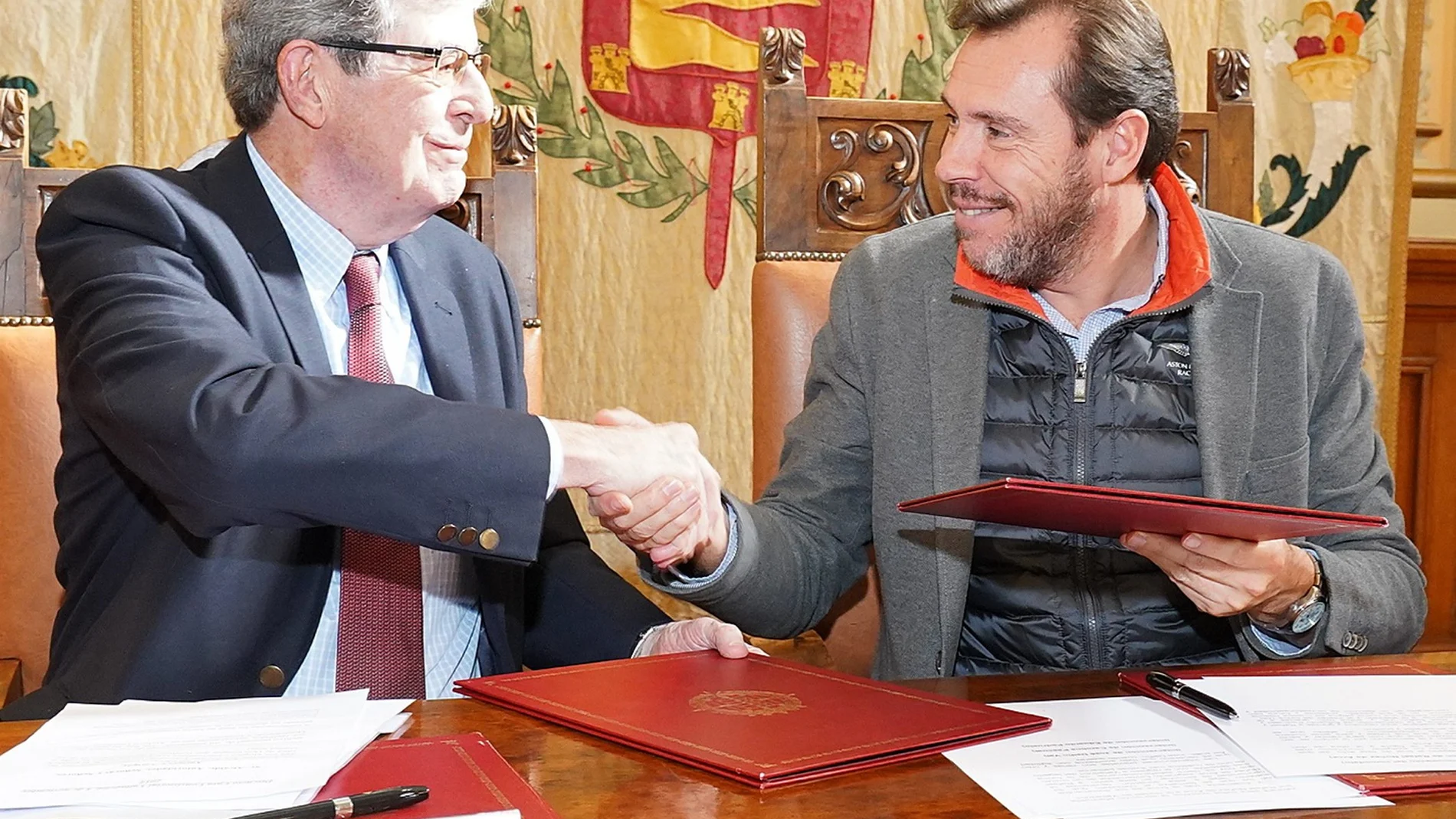 El alcalde de Valladolid, Óscar Puente, suscribe el acuerdo con Rafael Núñez de Arce Tello