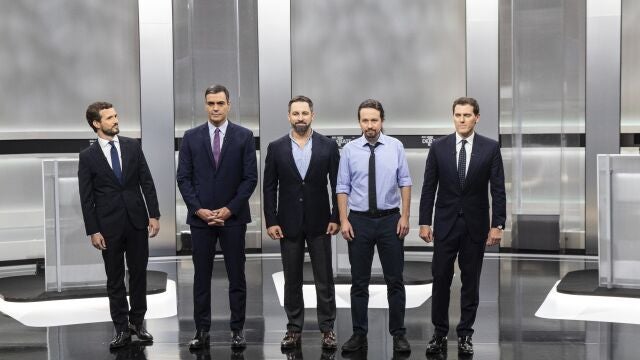 Pablo Casado y Pedro Sánchez, en el debate electoral de las elecciones del 10-N junto a los líderes de Vox, Unidas Podemos y Ciudadanos