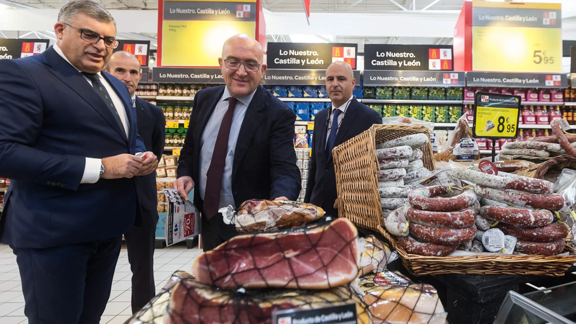 El consejero de Agricultura, Ganadería y Desarrollo Rural, Jesús Julio Carnero, asiste a la inauguración de la muestra 'Productos de Castilla y León. El Sabor de lo Nuestro'.