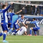 El centrocampista del Deportivo Alavés, Tomás Pina (c1) celebra su gol con su compañero Ximo Navarro (c2), durante el partido de la décimo tercera jornada de LaLiga Santander, que se disputa este sábado en el estadio de Menditorroza, en Vitoria.