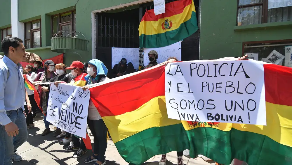 Ciudadanos bolivianos apoyan a policías que se replegaron ayer en la ciudad de Cochabamba (Bolivia).