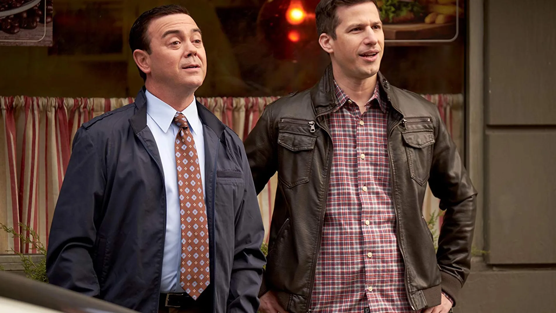 Andy Samberg como Jake Peralta y Joe Lo Truglio como Charles Boyle, en 'Brooklyn Nine-Nine'