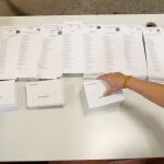 Una persona coloca las listas con las diferentes candidaturas en las elecciones generales de 2019