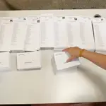 Una persona coloca las listas con las diferentes candidaturas en las elecciones generales de 2019