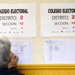 Un hombre busca su mesa de votaciones en un colegio electoral de Valladolid, en una jornada electoral en la que 37 millones de españoles con derecho a voto puedan elegir de nuevo a sus representantes en el Congreso y en el Senado