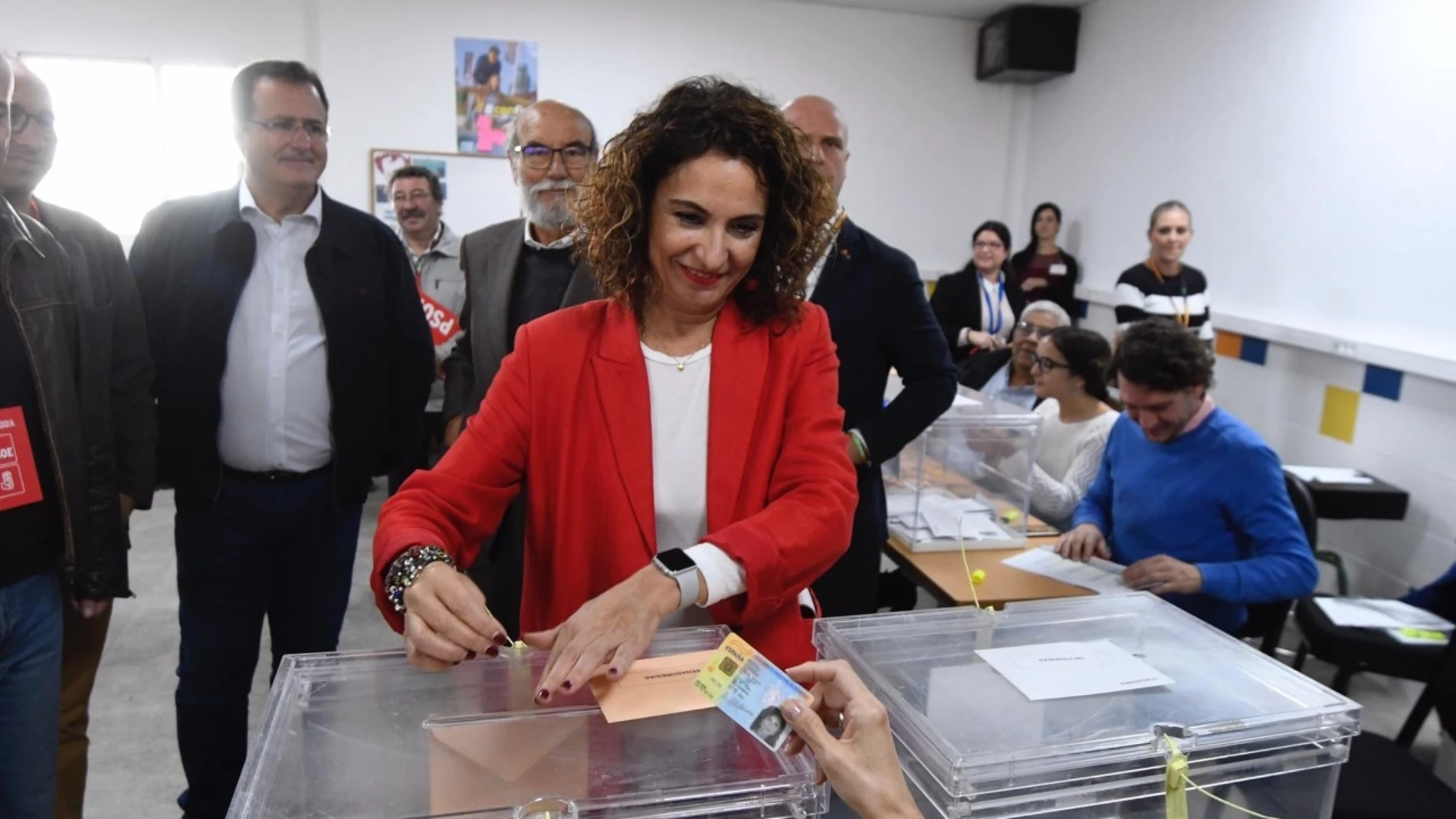 La ministra de Hacienda en funciones vota en su colegio electoral del centro de Sevilla