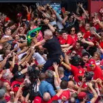 09 November 2019, Brazil, Sao Paulo: Former Brazilian President Lula da Silva (C) takes part in demonstration at the Metallurgists Union a day after being released from prison, after 580 days in jail, following a supreme court decision that determined defendants can remain free until they have exhausted all appeals. On 12 July 2017, Lula was convicted of money laundering and passive corruption, and was sentenced to nine years and six months. Photo: Paulo Lopes/ZUMA Wire/dpa09/11/2019 ONLY FOR USE IN SPAIN