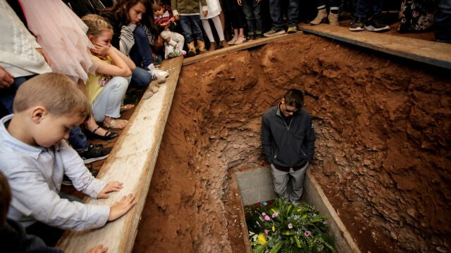Familiares y amigos de Rhonita y sus hijos Howard, Kristal, Titus y Teana, lloran durante su funeral. Fueron asesinados por un grupo de criminales. Aún se desconoce la autoría