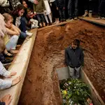 Familiares y amigos de Rhonita y sus hijos Howard, Kristal, Titus y Teana, lloran durante su funeral. Fueron asesinados por un grupo de criminales. Aún se desconoce la autoría
