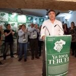 El candidato de Teruel Existe, Tomás Guitarte (c), junto a su equipo, pronuncia unas palabras tras conocer los resultados electorales, hoy domingo en Teruel