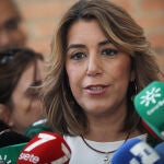 La secretaria general del PSOE-A, Susana Díaz, atiende a los medios de comunicación tras acudir a votar el 10N