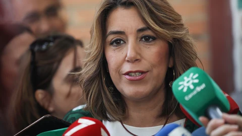 La secretaria general del PSOE-A, Susana Díaz, atiende a los medios de comunicación tras acudir a votar el 10N